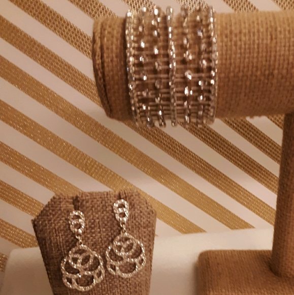 unbranded Jewelry - Set earrings and bracelet special event